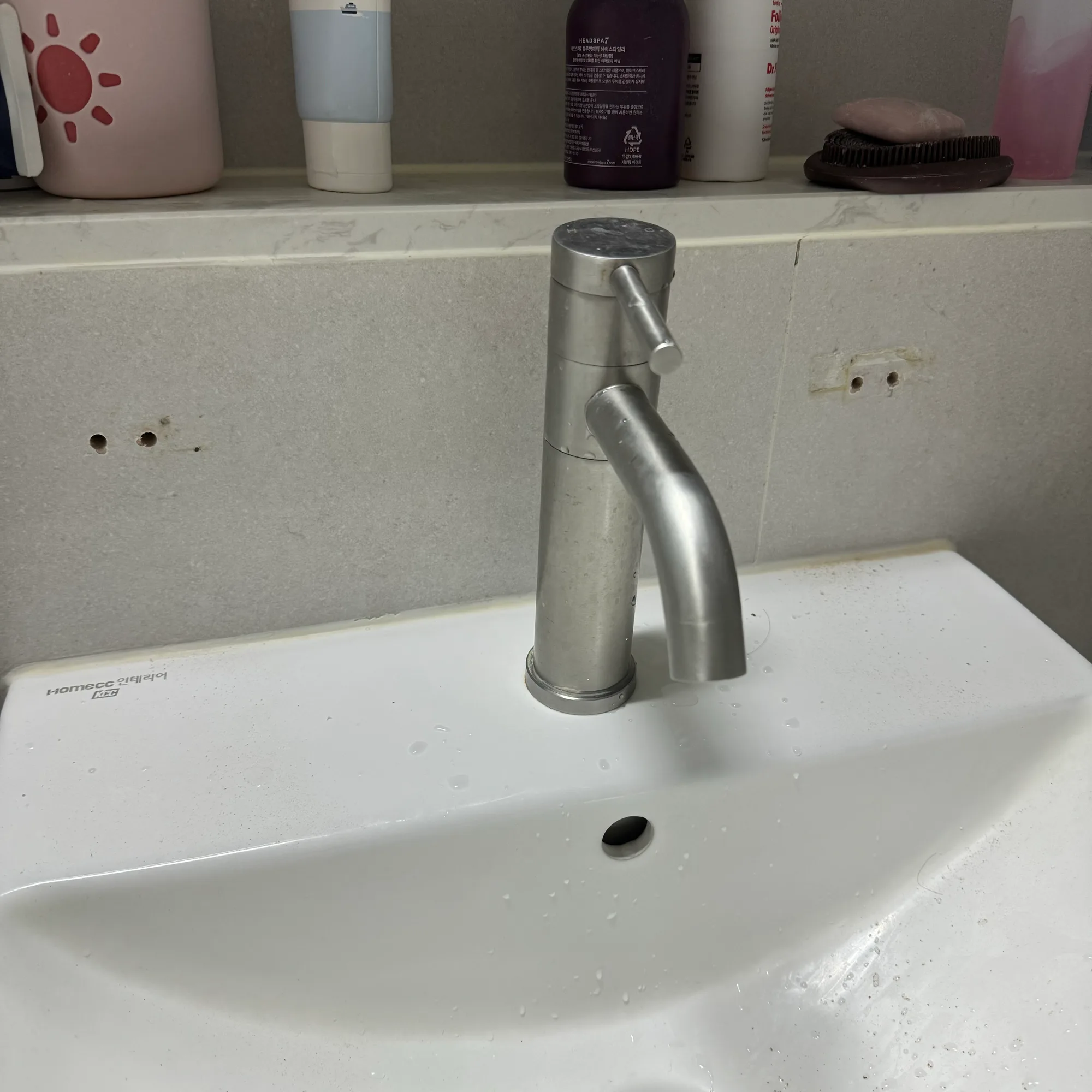 화장실 타일 구멍 복원 현장