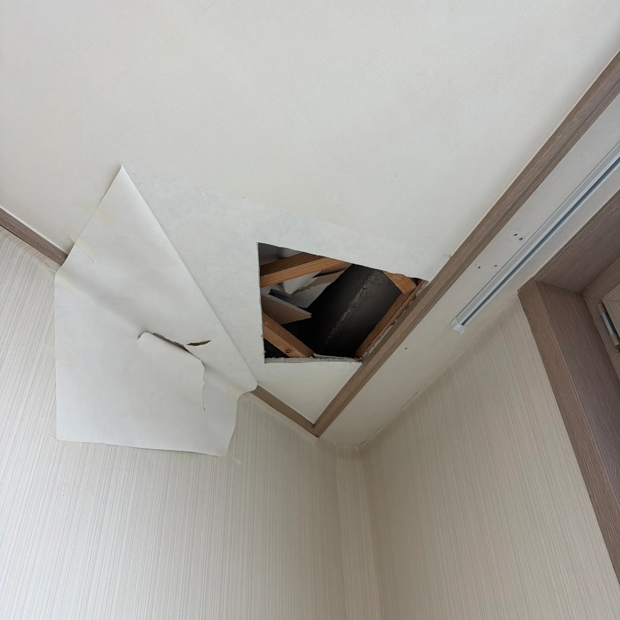 받침을 넣고 새 석고를 물립니다
